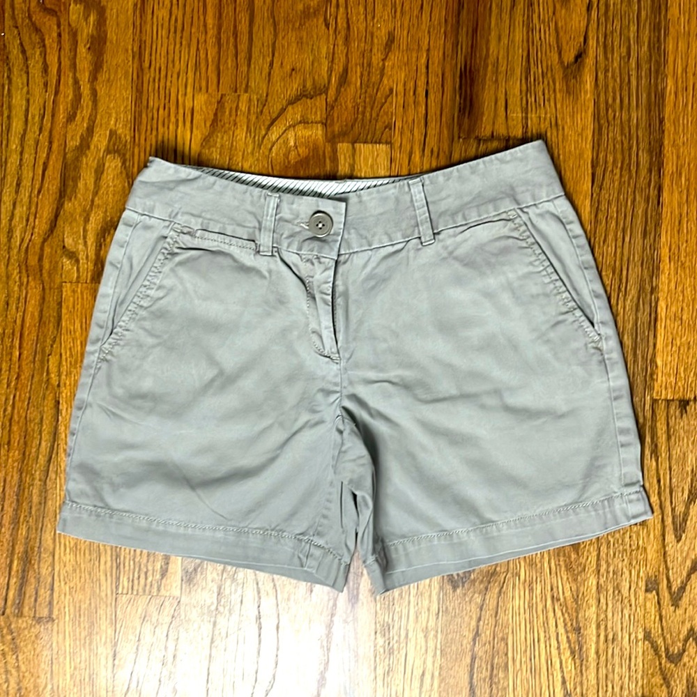 The Loft size 00 grey cargo shorts no rips tears or stains